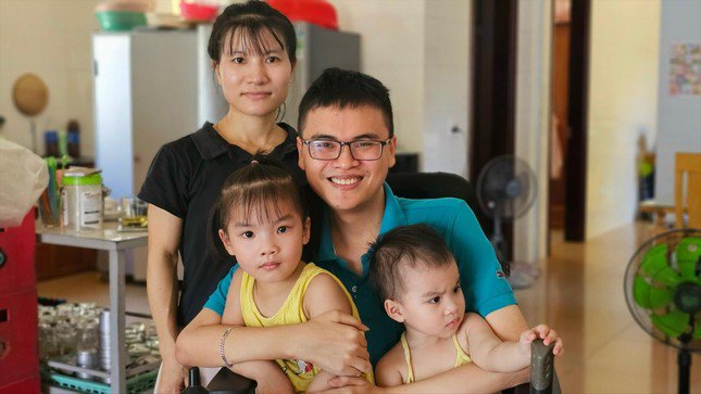 Ngồi xe lăn ở Quảng Bình, nhận lương từ Singapore - 1