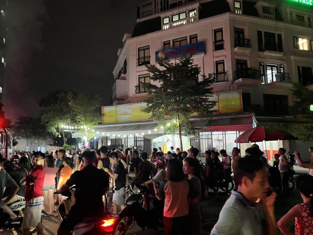 Cháy nhà hàng trong KĐT Kim Văn - Kim Lũ, khói đen kịt bốc lên cuồn cuộn - 3