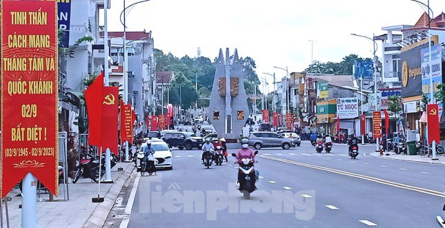 Tại thị xã Bến Cát, công trình nâng cấp, mở rộng đường từ Kho bạc Bến Cát đến Cầu Quan đã hoàn thành đưa vào sử dụng.