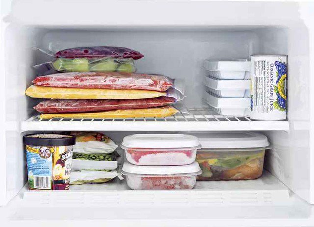 Thực phẩm trữ đông cần sơ chế, chia từng bữa phù hợp và bảo quản bằng hộp hoặc túi chuyên dụng.