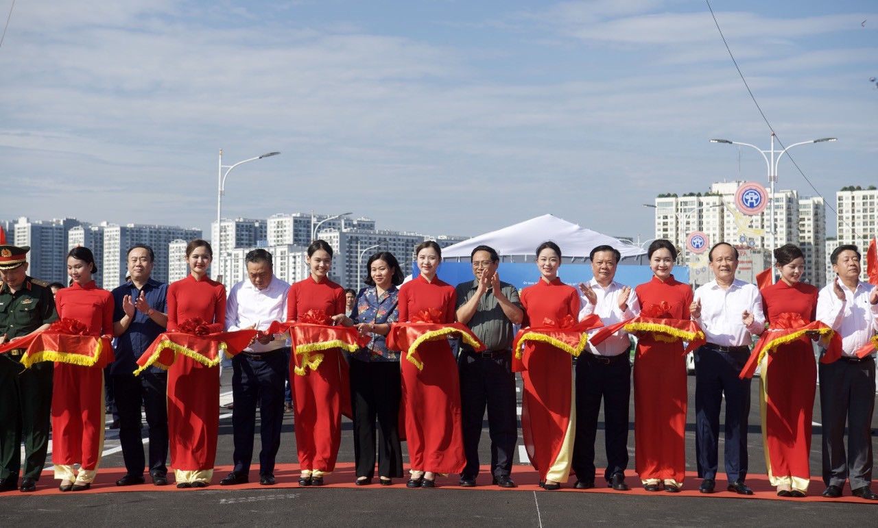 Thủ tướng Chính phủ Phạm Minh Chính, Bí thư Thành ủy Hà Nội Đinh Tiến Dũng cùng các đại biểu cắt băng khánh thành cầu Vĩnh Tuy giai đoạn 2