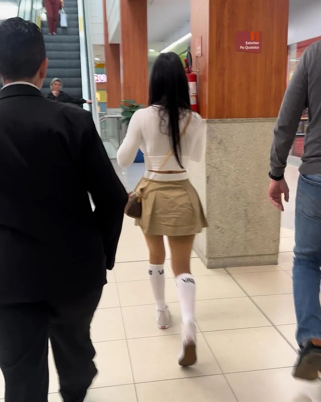 Cô gái bị bảo vệ đuổi khỏi trung tâm thương mại vì khoe vòng 1 vẫn thanh minh mặc kín - 2