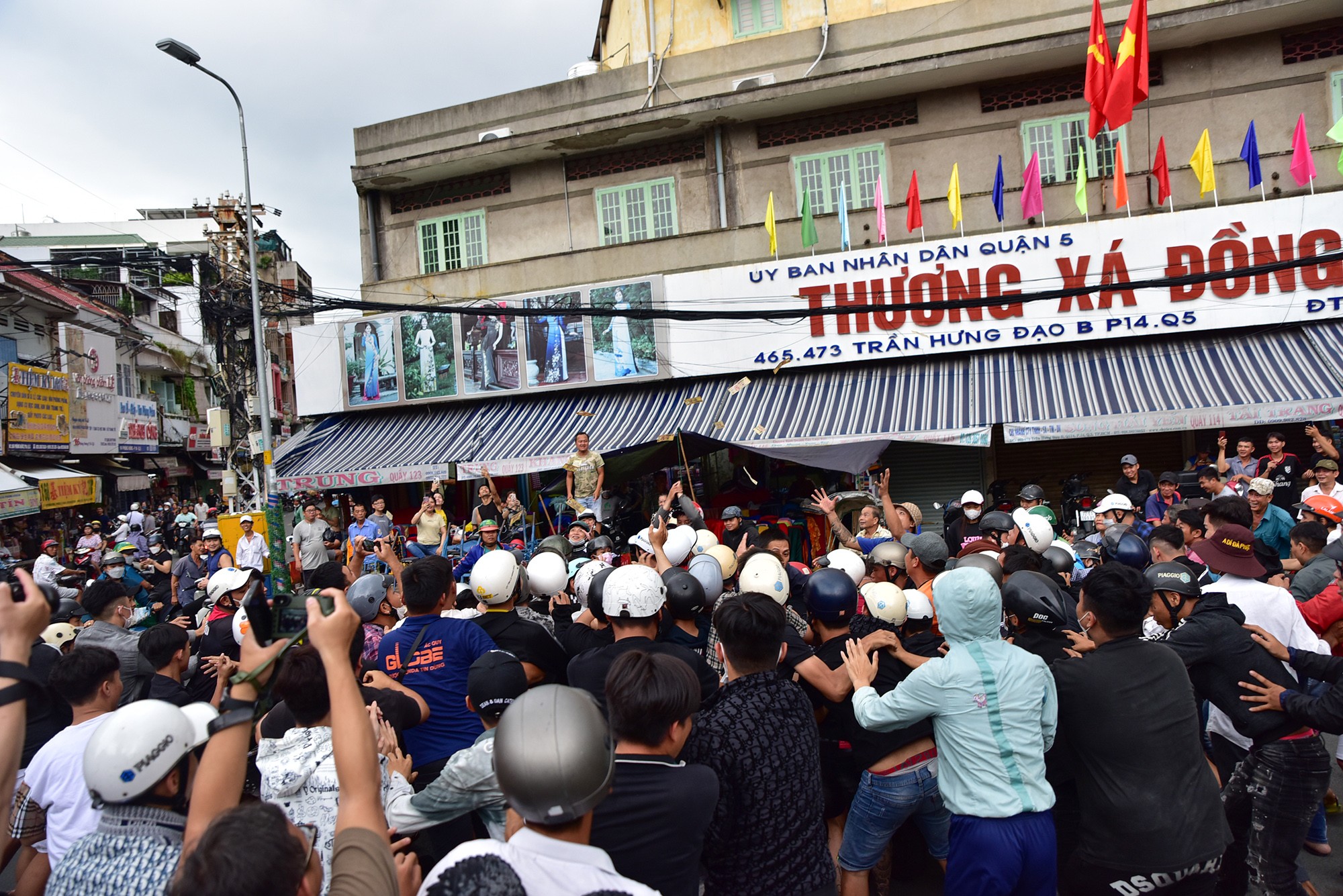 Hàng trăm “cô hồn sống” tranh giành hàng chục triệu đồng trên đường phố TP.HCM - 7