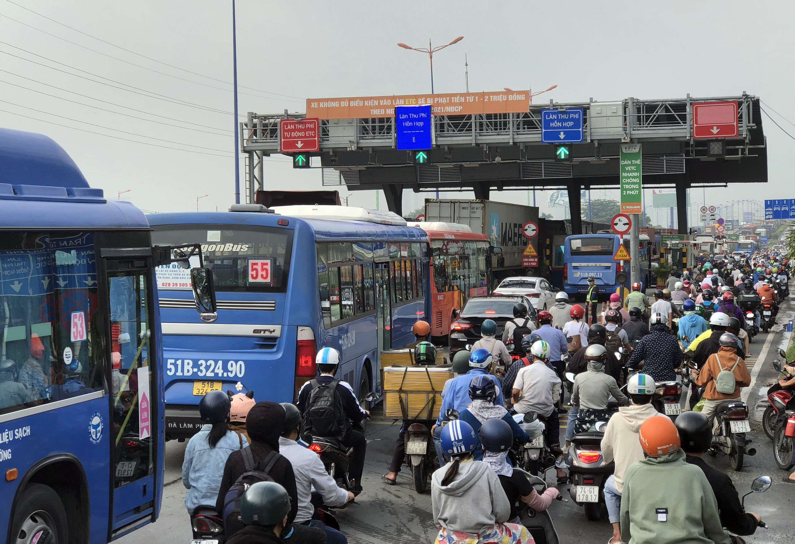 Vào giờ cao điểm, lượng phương tiện liên tục dồn về khiến kẹt xe càng trở nên nghiêm trọng hơn. Hàng ngàn xe chen nhau, nhích từng chút một.