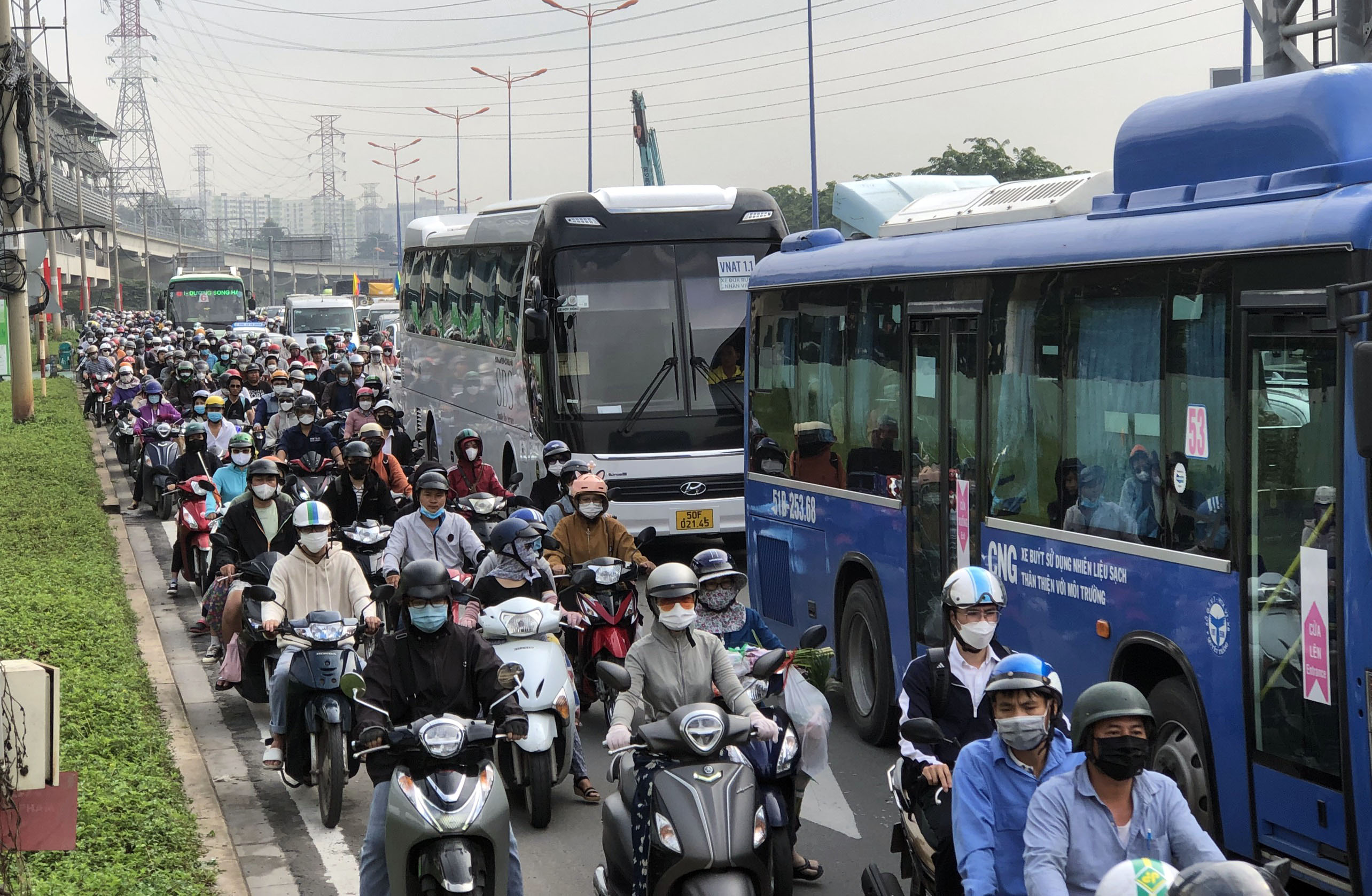 Dòng xe nối đuôi nhau thành hàng kéo dài nhiều km trên đường Võ Nguyên Giáp đoạn từ ngã tư Bình Thái đến cầu Rạch Chiếc.