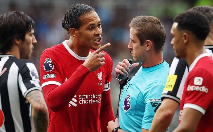 Van Dijk nguy cơ bị cấm hơn 1 trận