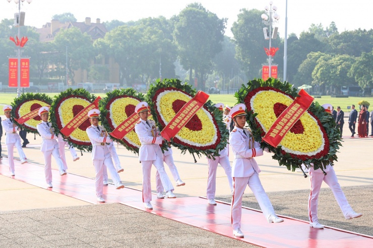 Vòng hoa của Đoàn mang dòng chữ "Đời đời nhớ ơn Chủ tịch Hồ Chí Minh vĩ đại".