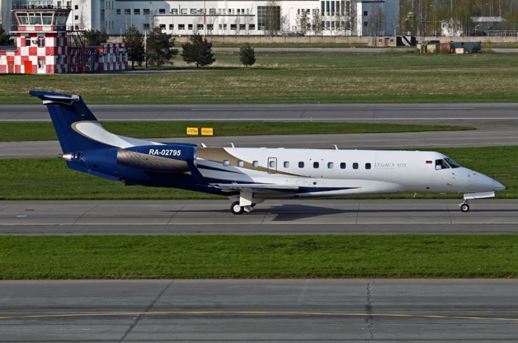 Máy bay Embraer Legacy 600 của trùm Wagner Yevgeny Prigozhin tại TP St. Petersburg (Nga) ngày 9-5. ẢNH: LUBA OSTROVSKAYA/REUTERS