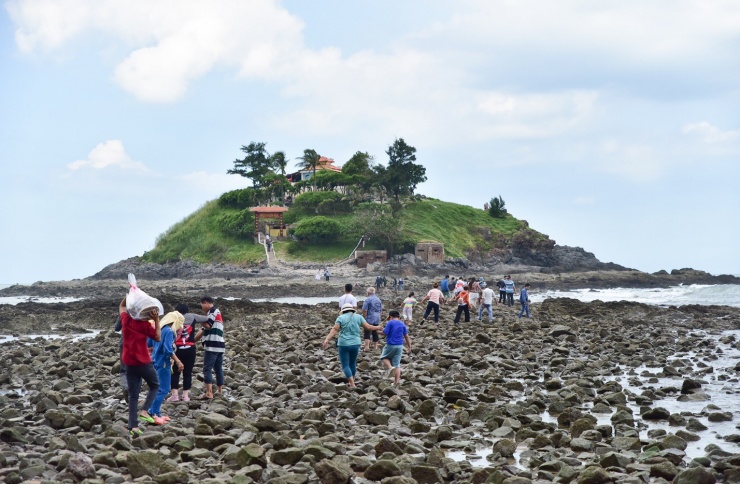 Con đường bí ẩn đưa khách chiêm bái, vãn cảnh ngôi miếu trên đảo ở Vũng Tàu - 2