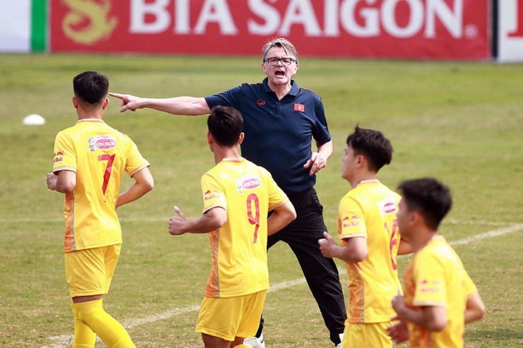 HLV Troussier cùng các học trò nỗ lực cho mục tiêu World Cup 2026. Ảnh: ANH PHƯƠNG