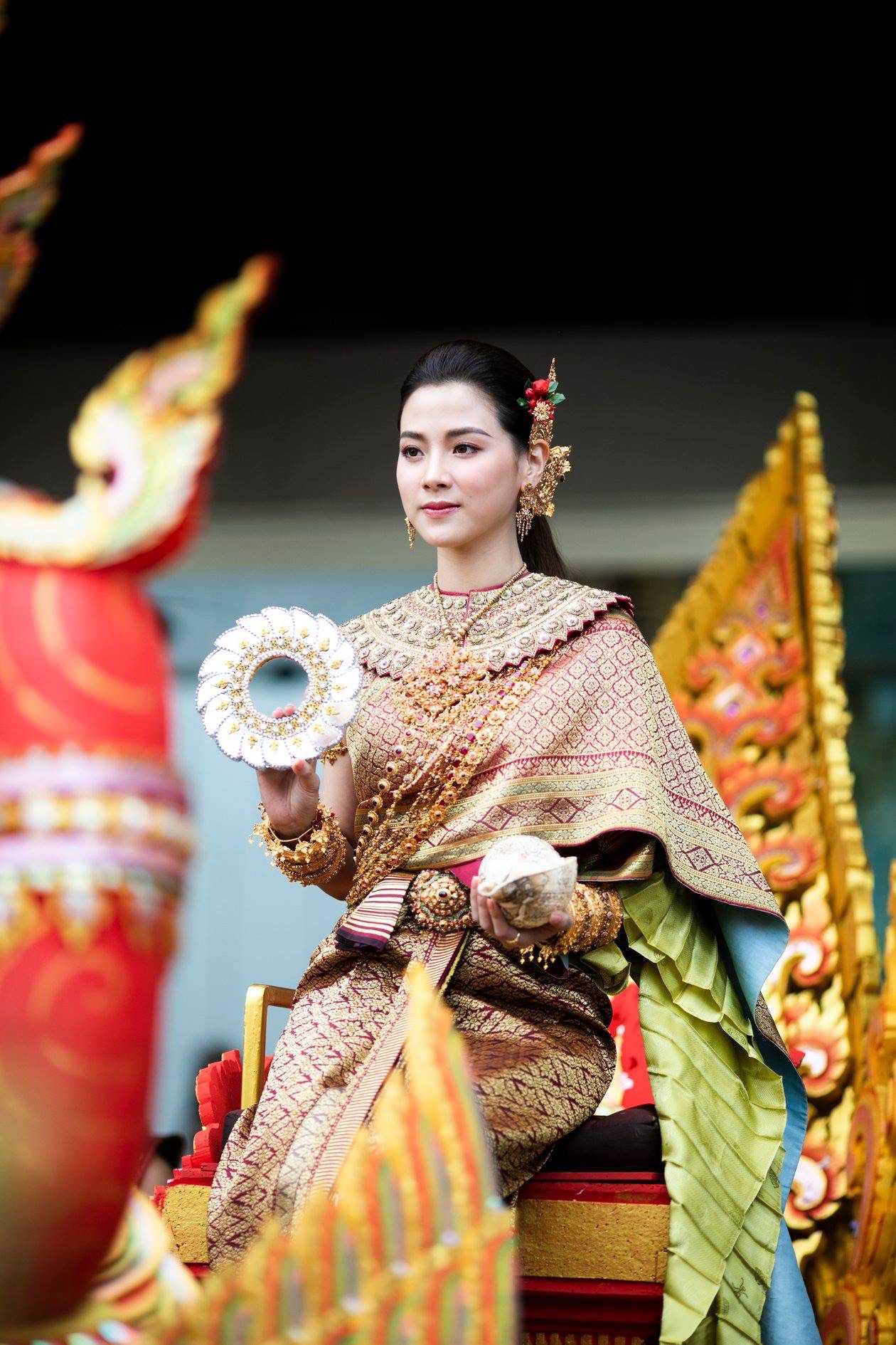 Vẻ đẹp như tiên nữ giáng trần của Baifern Pimchanok khi hóa thân thành&nbsp;nữ thần Thungsa ở lễ hội Songkran.
