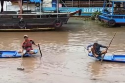 Xôn xao clip nhà sư thả cá phóng sinh bị nhóm thanh niên chích điện bắt hết