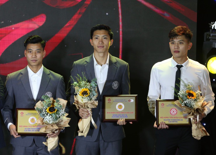 Văn Thanh, Văn Hậu được xướng tên trong Đội hình tiêu biểu V-League 2023