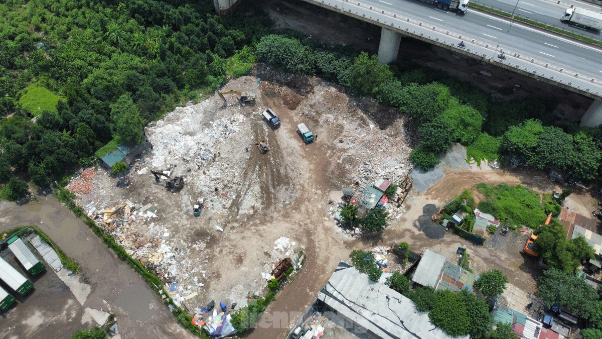 Vì sao 4 năm không xử lý bãi trạc thải xây dựng 'khủng' tại chân cầu Thanh Trì? - 1