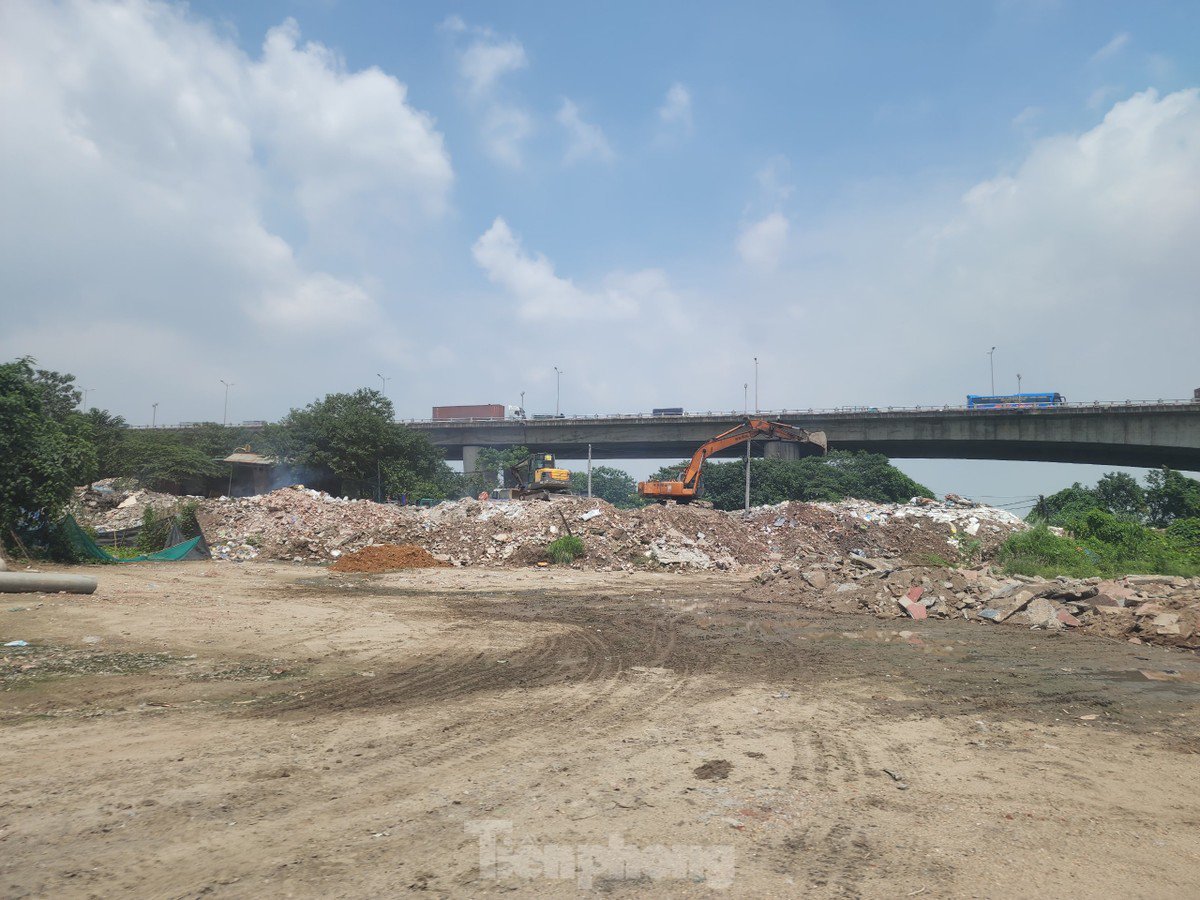 Vì sao 4 năm không xử lý bãi trạc thải xây dựng 'khủng' tại chân cầu Thanh Trì? - 8