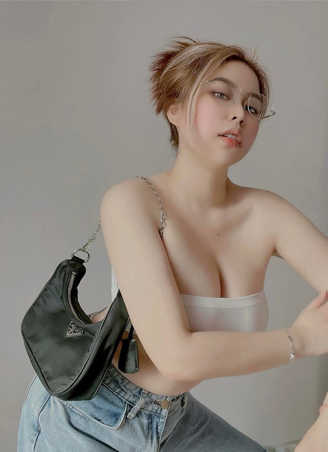 Huỳnh Thái Ngọc Huyền (sinh năm 1999, quê Đà Nẵng) gây ấn tượng với hình ảnh sexy, cá tính. 
