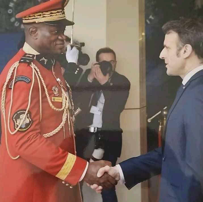 Tướng Brice Oligui Nguema (trái) từng&nbsp;gặp Tổng thống Pháp Emmanuel Macron.