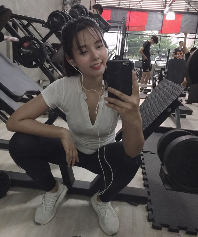 Ngoài chạy bộ, người đẹp Thái Lan còn tập thêm gym.
