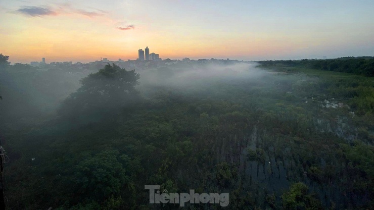 Hiện tượng sương khói mờ ảo lạ kỳ dưới cầu Long Biên - 1