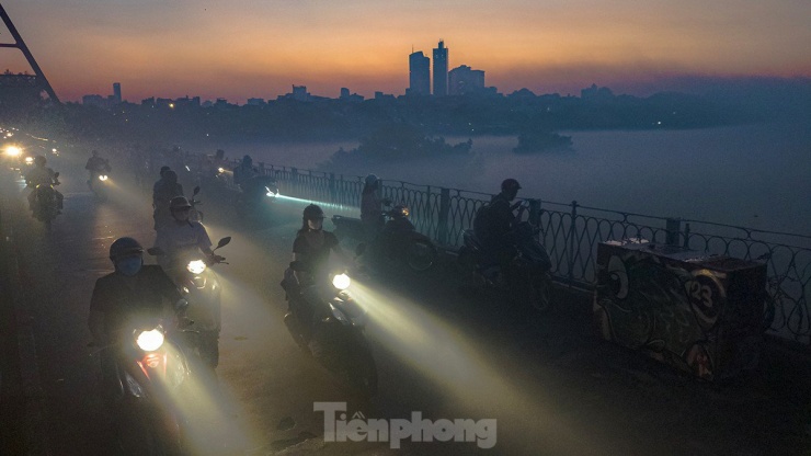 Hiện tượng sương khói mờ ảo lạ kỳ dưới cầu Long Biên - 2