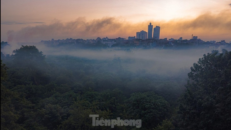 Hiện tượng sương khói mờ ảo lạ kỳ dưới cầu Long Biên - 3