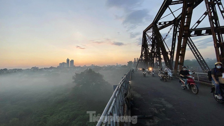 Hiện tượng sương khói mờ ảo lạ kỳ dưới cầu Long Biên - 5