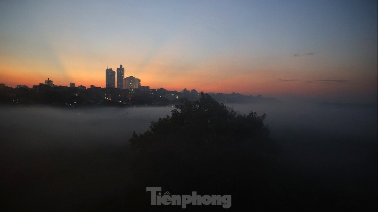 Hiện tượng sương khói mờ ảo lạ kỳ dưới cầu Long Biên - 6
