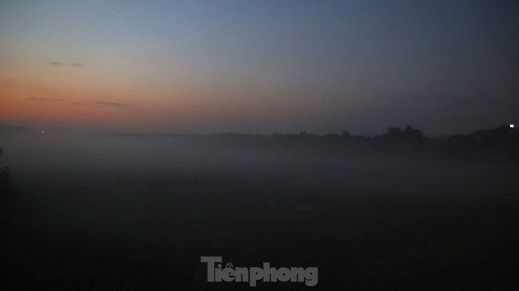 Hiện tượng sương khói mờ ảo lạ kỳ dưới cầu Long Biên - 7