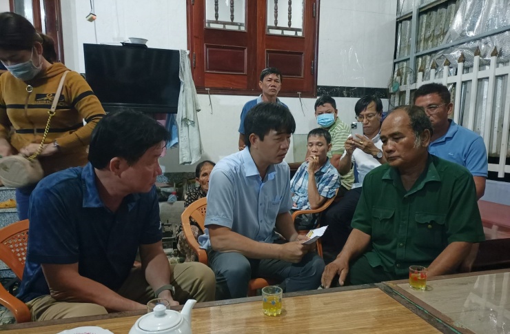 Lãnh đạo Tp.Phan Thiết thăm hỏi gia đình nạn nhân N.H.Đ.. (Ảnh:NL)
