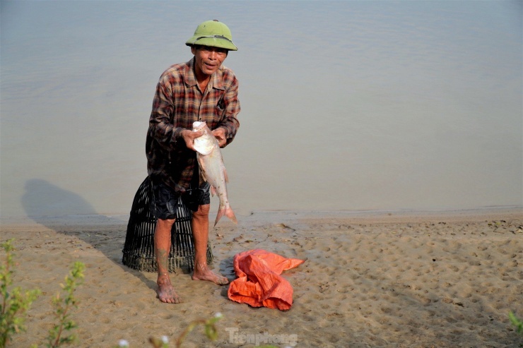 Sau khi hồ cá mở cửa, gần trăm người hồ hởi mua vé và cùng xuống hồ thi nhau trổ tài bắt cá. Những “nơm thủ” có kinh nghiệm cũng bắt được từ 5-10 con cá….