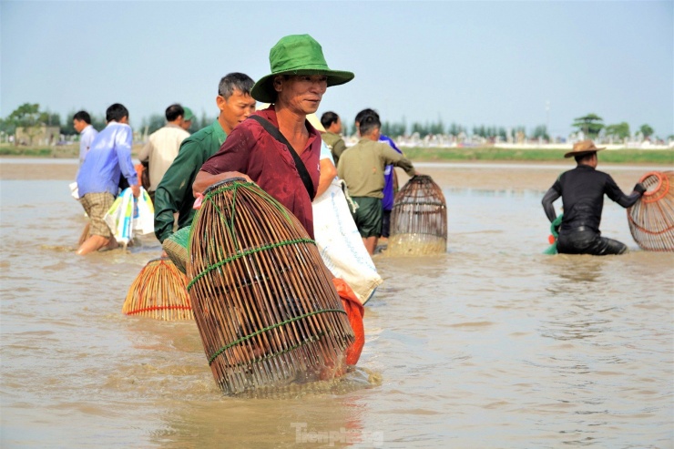 Theo quy định của chủ hồ, người dân chỉ được sử dụng một dụng cụ duy nhất là chiếc nơm tre. Thời gian bắt cá kéo dài khoảng 4 giờ đồng hồ.