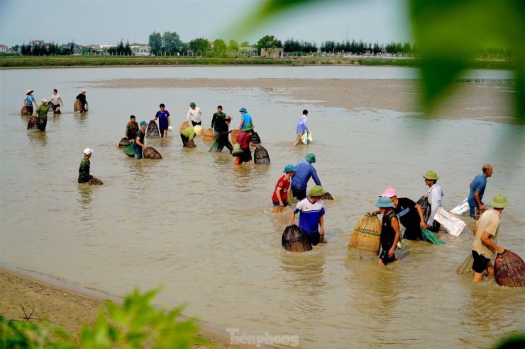 Đây là hồ chứa nước phục vụ sản xuất nông nghiệp, rộng hơn 4ha. Hồ này được UBND xã Đồng Môn cho anh Trần Cương (40 tuổi) thuê mặt nước để thả các loại cá nước ngọt nhằm phát triển kinh tế.