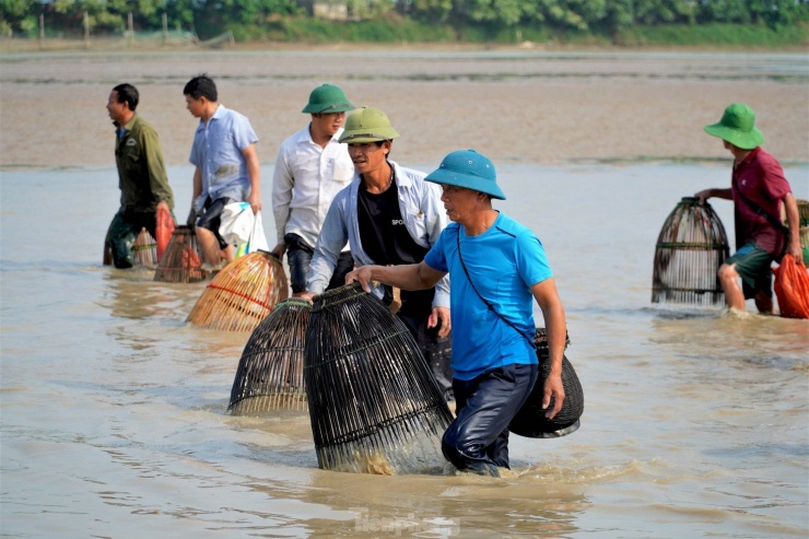 Anh Cương cho biết, 4 năm trước anh thuê hồ này thả các loại như cá chép, cá leo, cá mè. Vì đề phòng mưa lũ, thời gian này, chính quyền cho tháo nước nên anh đã mở bán vé với giá 80 ngàn đồng/người cho mọi người xuống bắt cá với tinh thần vui là chính.