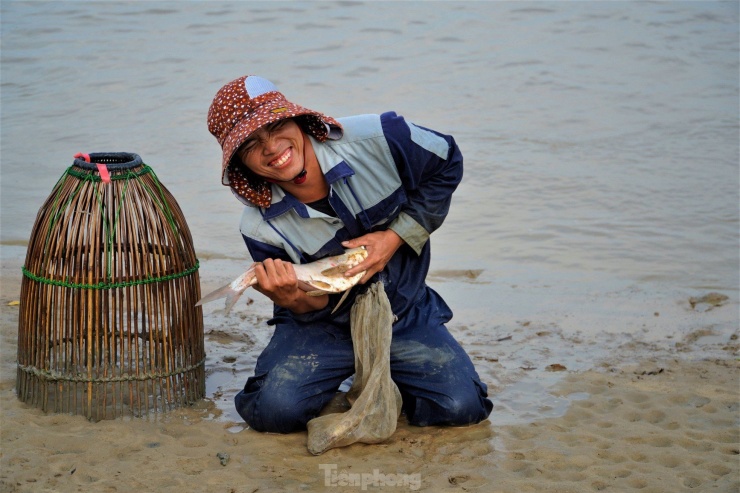 Hồ xả nước, cả trăm 'nơm thủ' trổ tài bắt cá - 7