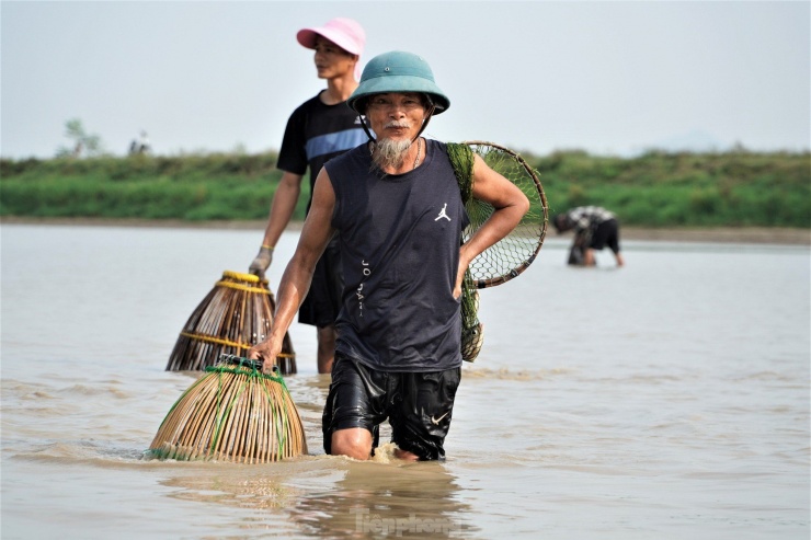 Hồ xả nước, cả trăm 'nơm thủ' trổ tài bắt cá - 6