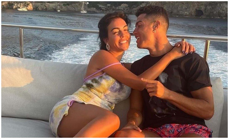 Cristiano Ronaldo và bạn đời Georgina Rodriguez cũng nổi tiếng là cặp đôi đẹp trong làng túc cầu.
