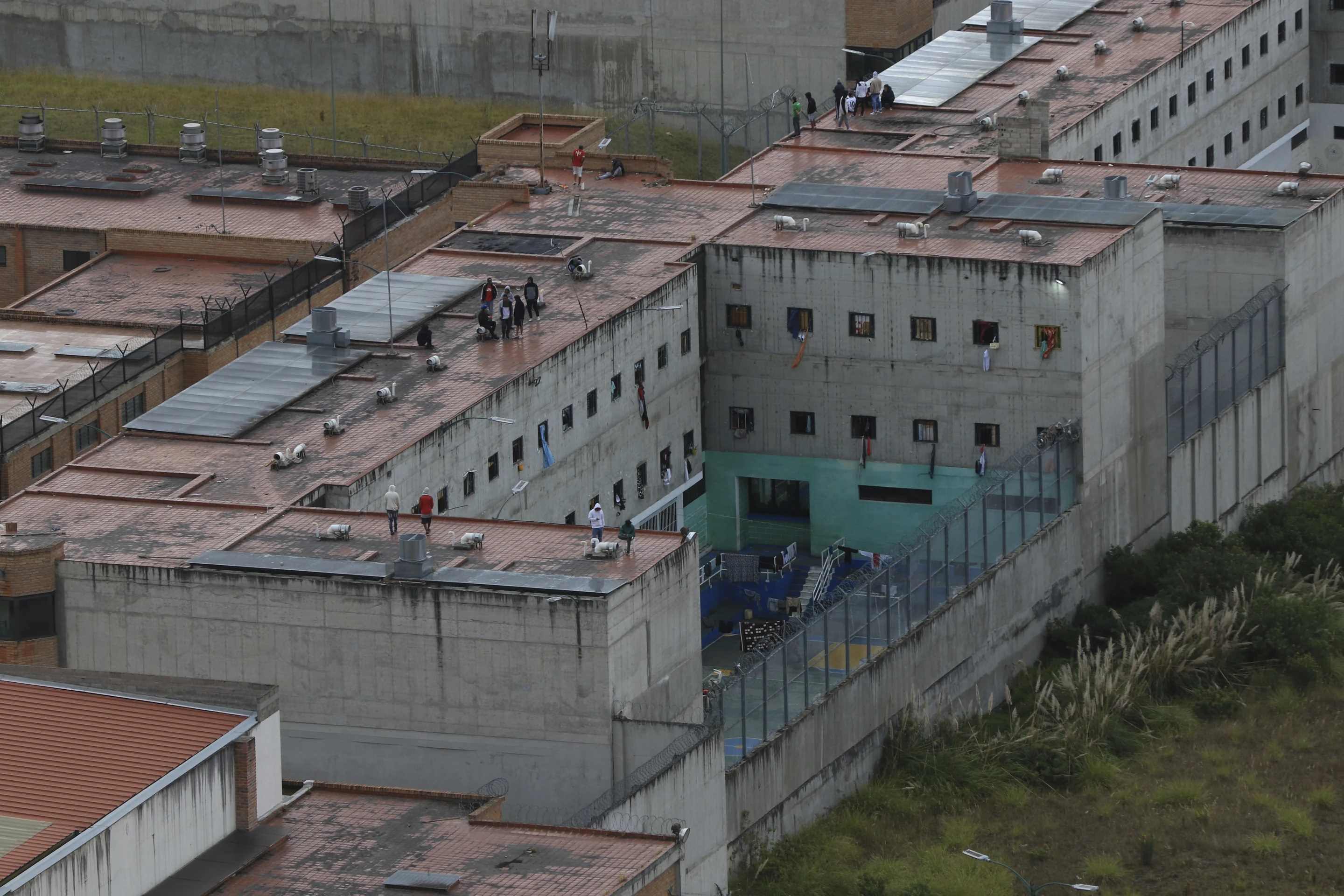 Tù nhân kiểm soát một nhà tù ở thành phố Cuenca, Ecuador (ảnh: AP)