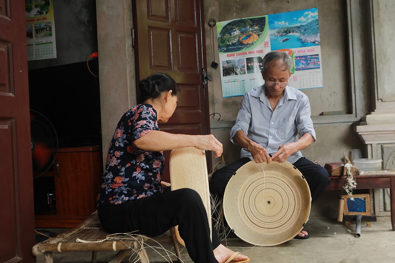 Gặp đôi vợ chồng làm chiếc lồng bàn giá hàng chục triệu đồng, hiếm người làm được - 1