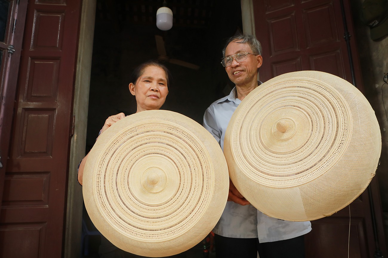 Gặp đôi vợ chồng làm chiếc lồng bàn giá hàng chục triệu đồng, hiếm người làm được - 14