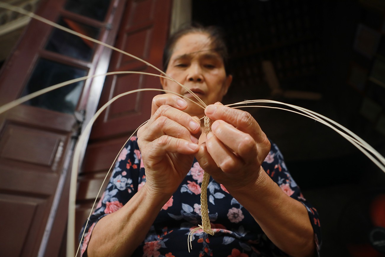 Gặp đôi vợ chồng làm chiếc lồng bàn giá hàng chục triệu đồng, hiếm người làm được - 6