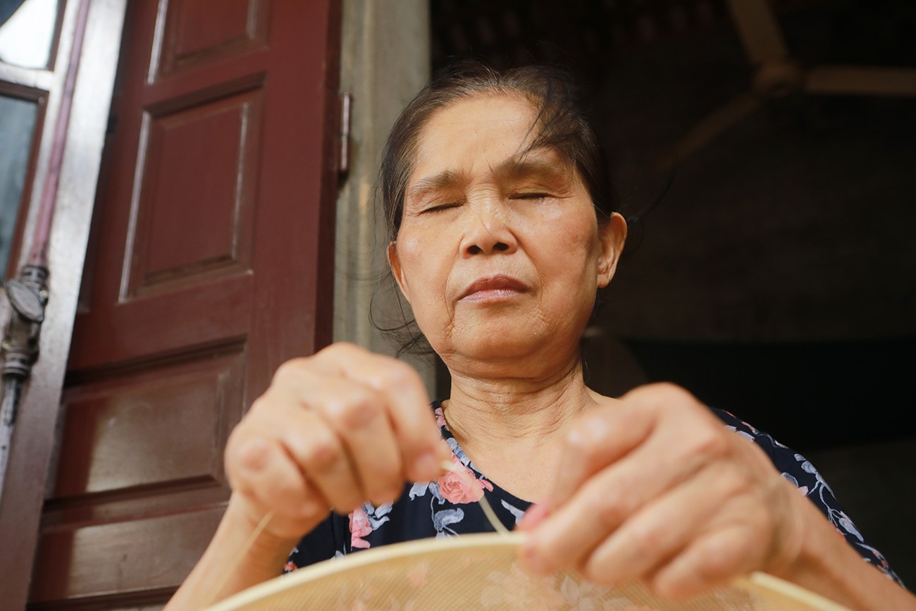 Gặp đôi vợ chồng làm chiếc lồng bàn giá hàng chục triệu đồng, hiếm người làm được - 7