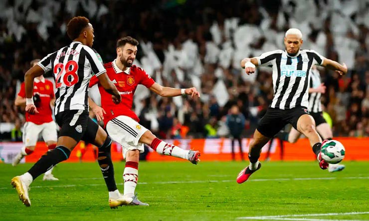 MU (áo đỏ) và Newcastle phải vào những bảng đấu khó