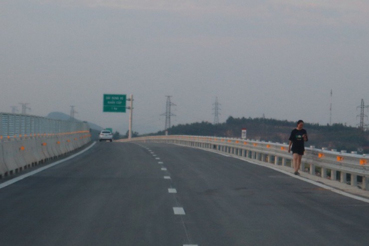 'Kinh hoàng' nhiều người đi bộ, vui chơi, chạy xe đạp... trên cao tốc ở Nghệ An - 2