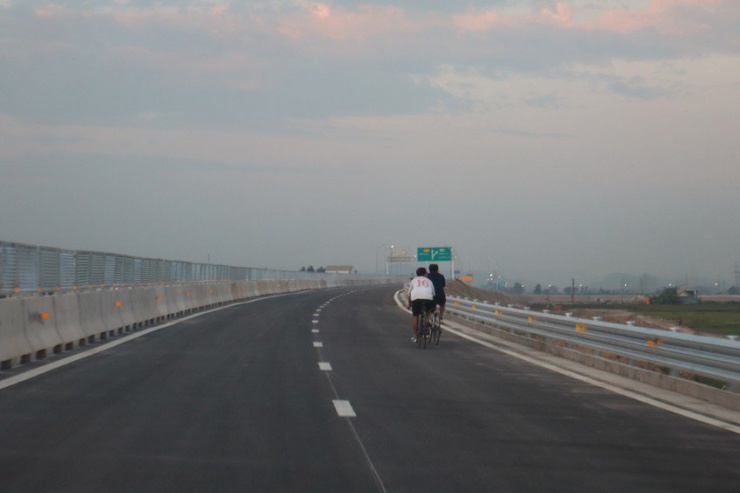 'Kinh hoàng' nhiều người đi bộ, vui chơi, chạy xe đạp... trên cao tốc ở Nghệ An - 5