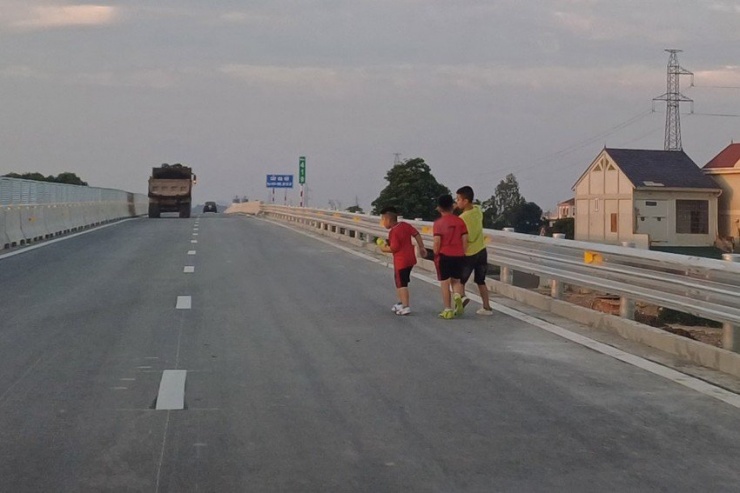 'Kinh hoàng' nhiều người đi bộ, vui chơi, chạy xe đạp... trên cao tốc ở Nghệ An - 1