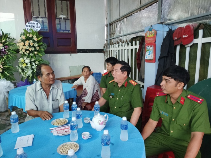 Đại diện Phòng Cảnh sát Phòng cháy chữa cháy và Cứu nạn cứu hộ, Công an tỉnh đến thăm&nbsp; hỏi, động viên gia đình anh Nguyễn Hữu Đốn. (Ảnh:NL)