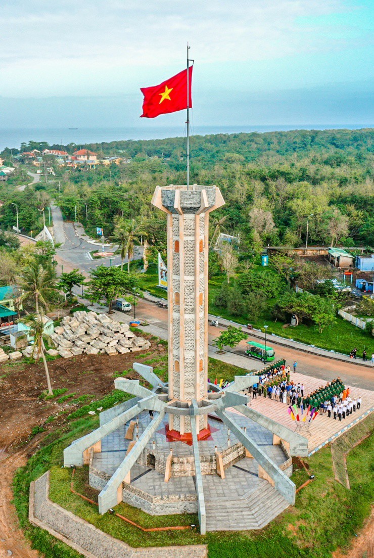 Cờ đỏ sao vàng phấp phới bay - 3