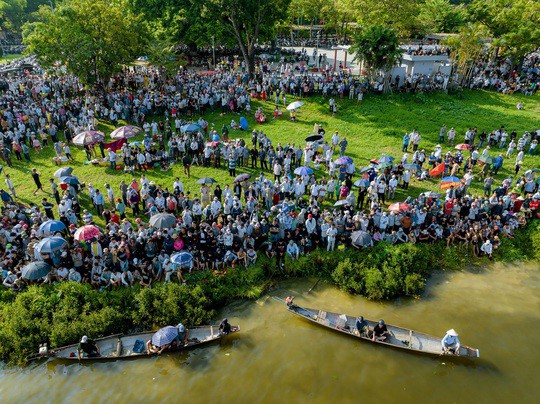Sông Hàn, Sông Hương đông nghẹt người xem đua thuyền - 14