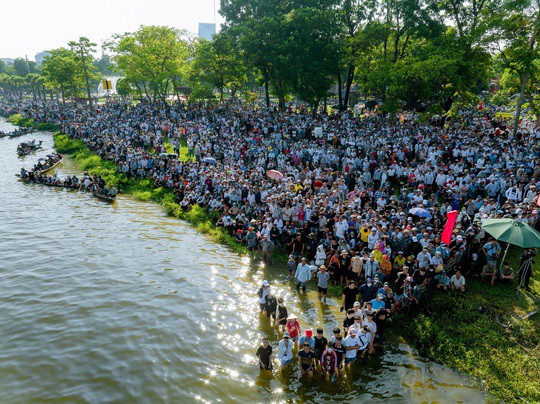 Sông Hàn, Sông Hương đông nghẹt người xem đua thuyền - 15