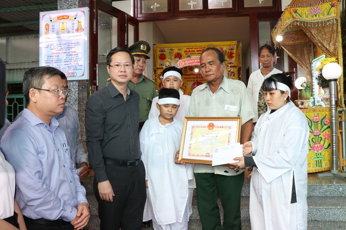Chủ tịch Bình Thuận trao bằng khen cho gia đình người lao vào đám cháy cứu người rồi tử nạn - 2